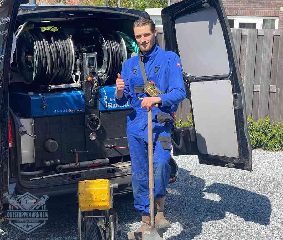 Een tevreden monteur met opgestoken duim na een geslaagde klus, slim ingrijpen bespaart kosten bij een verstopte wc in Arnhem