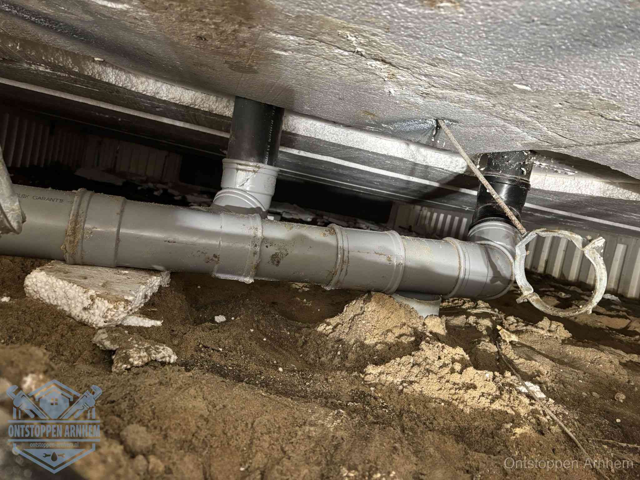 PVC-buizen in de kruipruimte van een gemengd of gescheiden rioolstelsel in Arnhem