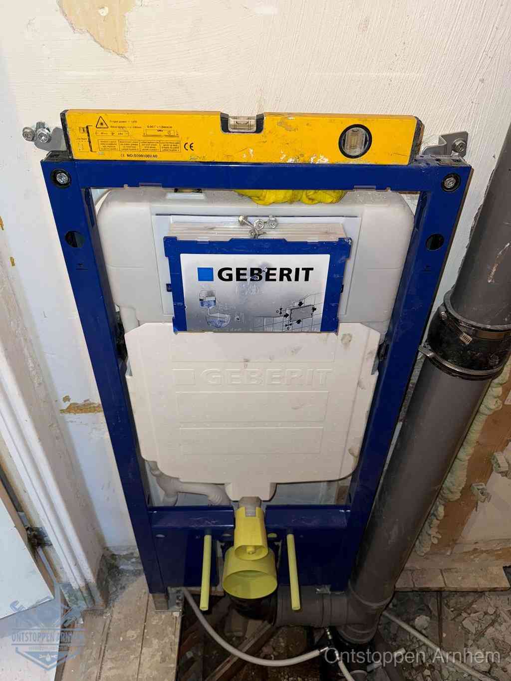 Een Geberit inbouwreservoir met frame voor een hangtoilet tegen de wand, met de afvoerbocht naar de vloer, kenmerkend voor een verstopt hangtoilet in Arnhem