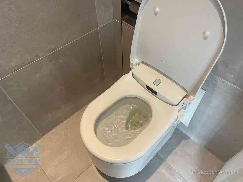 Een toiletpot vol troebel water met drijvend papier en restanten, de meest voorkomende oorzaak van een verstopte wc in Arnhem
