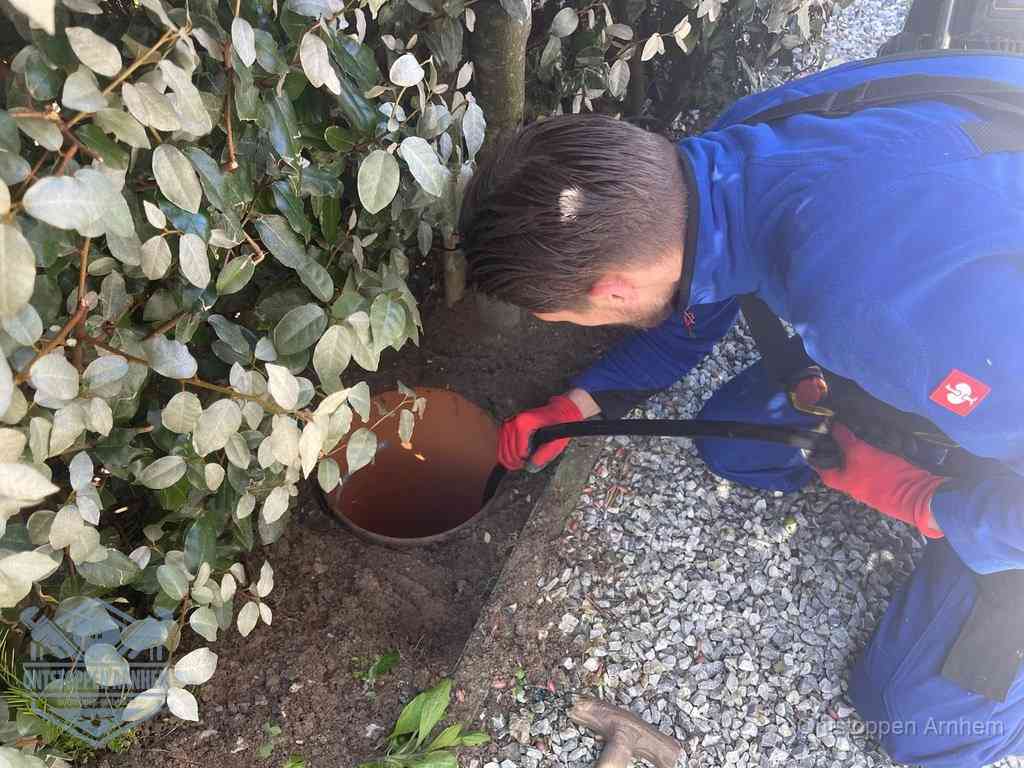 Monteur reinigt een rioolput met een slang, periodieke rioolreiniging in Arnhem