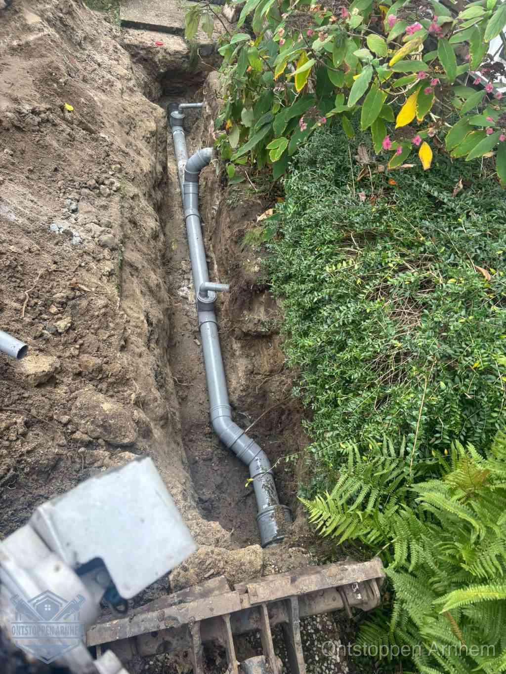 Open sleuf met nieuwe PVC-buizen, riool repareren en vervangen in Arnhem