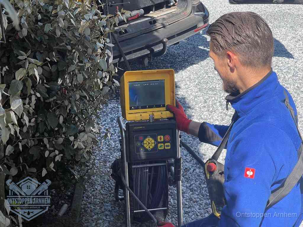 Monteur bedient een rioolinspectiecamera met monitor voor rioolinspectie in Arnhem