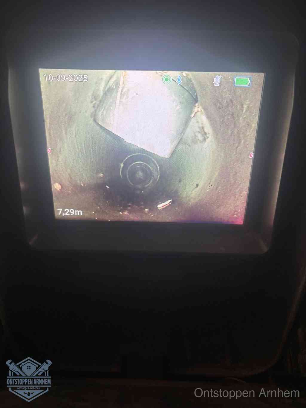 Camerabeeld van een verzakte rioolbuis diep onder de grond, een rioolverzakking in Arnhem