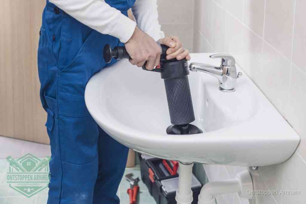 Een te ruwe doe-het-zelf poging met een hand-pomp op de afvoer van een badkamer-wastafel, een van de veelgemaakte fouten bij afvoer ontstoppen in Arnhem