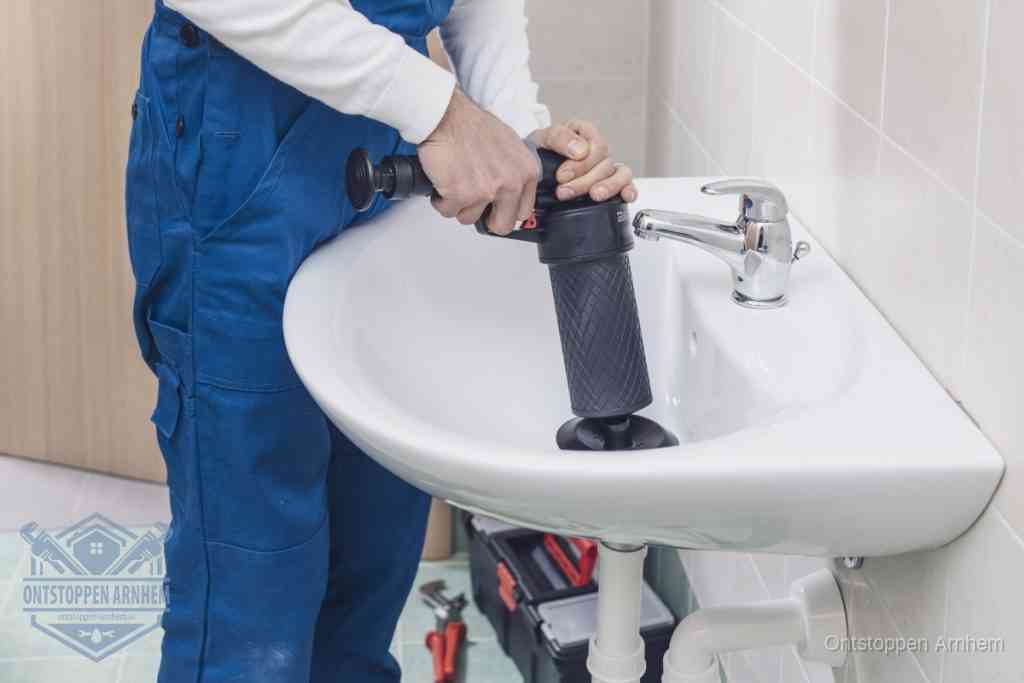 Een te ruwe doe-het-zelf poging met een handmatige perslucht-ontstopper op een sanitair-afvoer, een van de veelgemaakte fouten bij wc ontstoppen in Arnhem