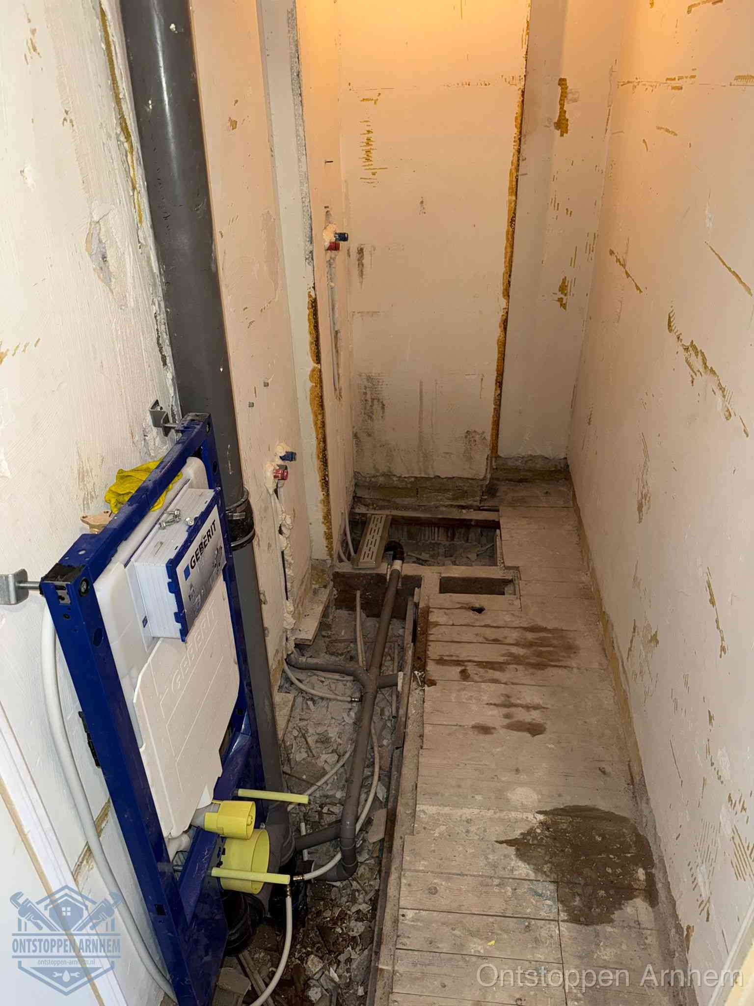 Een opgebroken toiletruimte tijdens renovatie met een Geberit inbouwreservoir en blootliggende oude afvoerleidingen, typisch voor oudere woningen in Arnhem